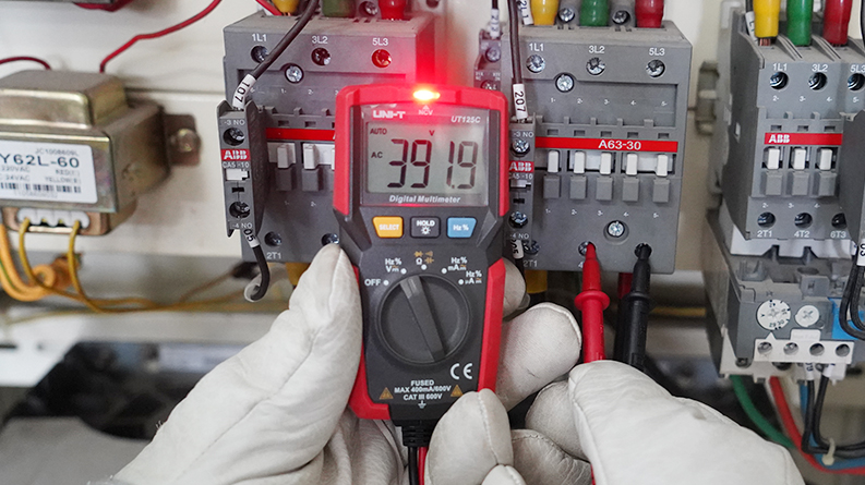 UT125C AC Voltage Measurement