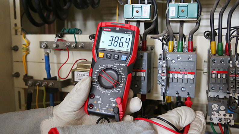 UT89XE Voltage Measurement