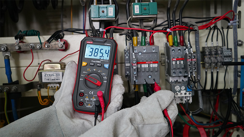 UT60EU Voltage Measurement
