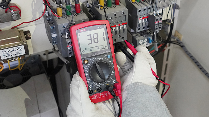UT107 AC Voltage Measurement