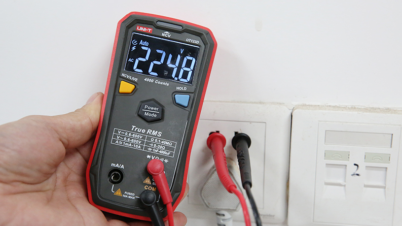 UT123D Smart Digital Multimeter 5 UT123D Voltage Measurement