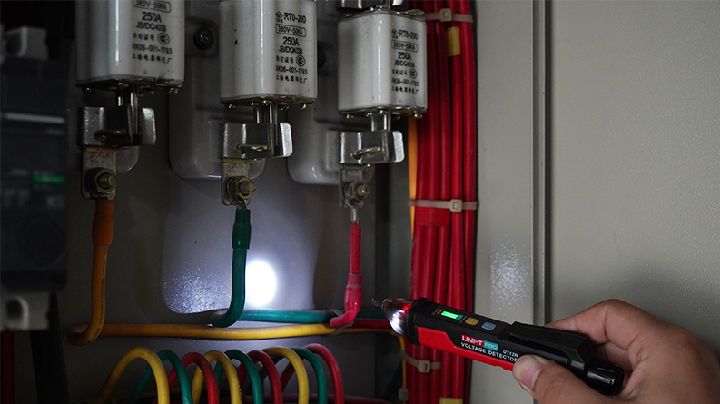 UT12E-ROW/UT12M-ROW AC Voltage Detectors 13 UT12E application 2