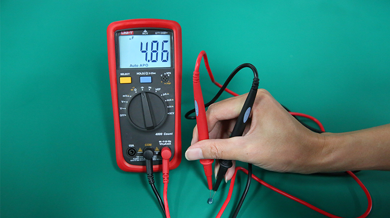 UT133 Series Digital Multimeters 9 UT133B Capacitance Measurement