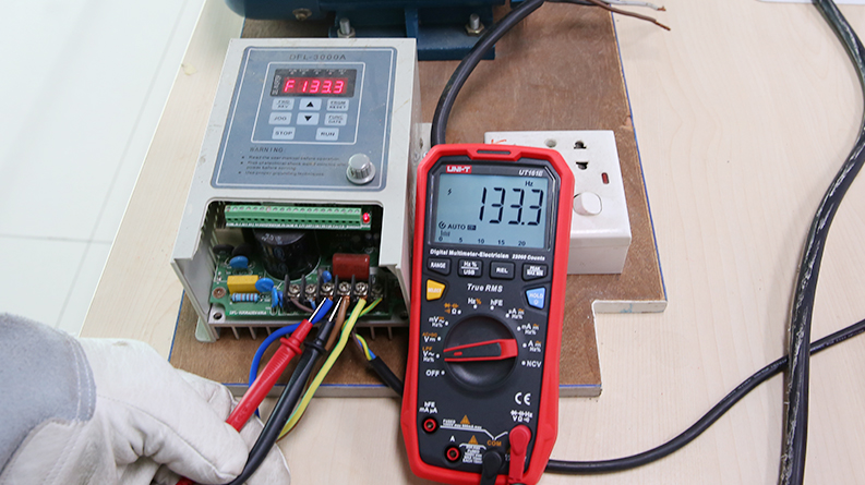 UT161 Series 1000V True RMS Digital Multimeters 23 UT161E Frequency Measurement