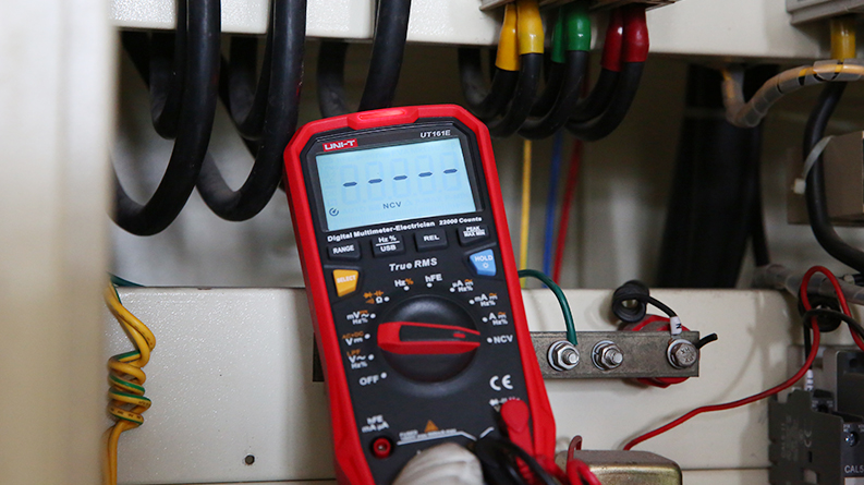 UT161 Series 1000V True RMS Digital Multimeters 22 UT161E NCV Measurement