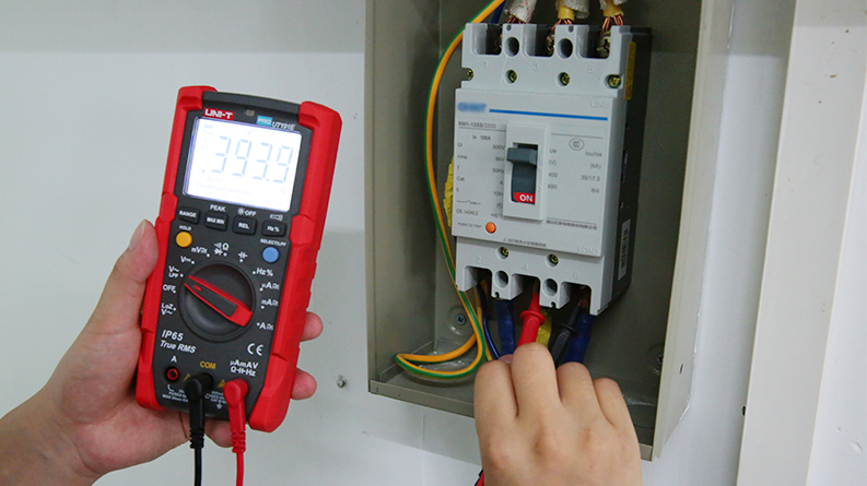 UT191 Series Professional Multimeters 13 UT191E Voltage Measurement