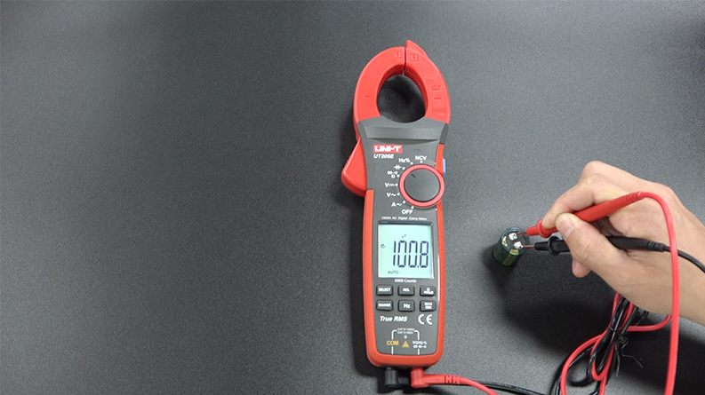 UT200 Series 1000A True RMS Digital Clamp Meters 14 UT205E Capacitance measurement
