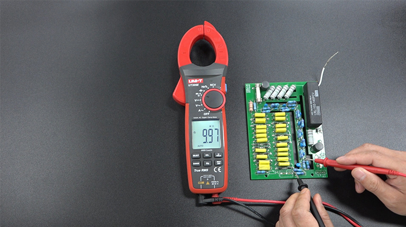UT200 Series 1000A True RMS Digital Clamp Meters 13 UT205E Resistance measurement