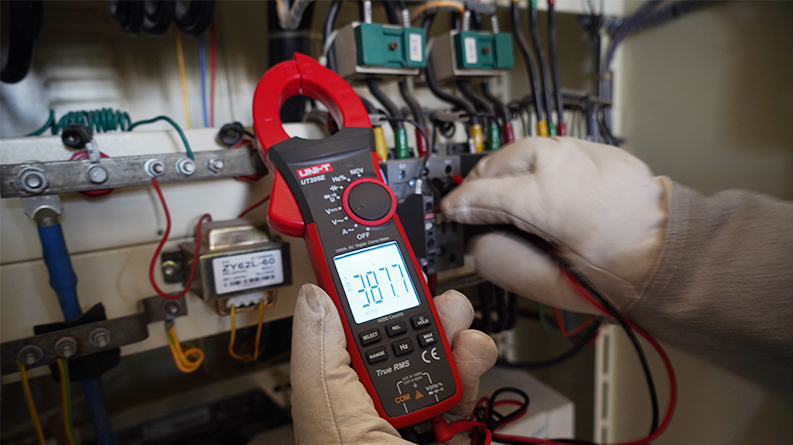 UT200 Series 1000A True RMS Digital Clamp Meters 11 UT205E Voltage measurement