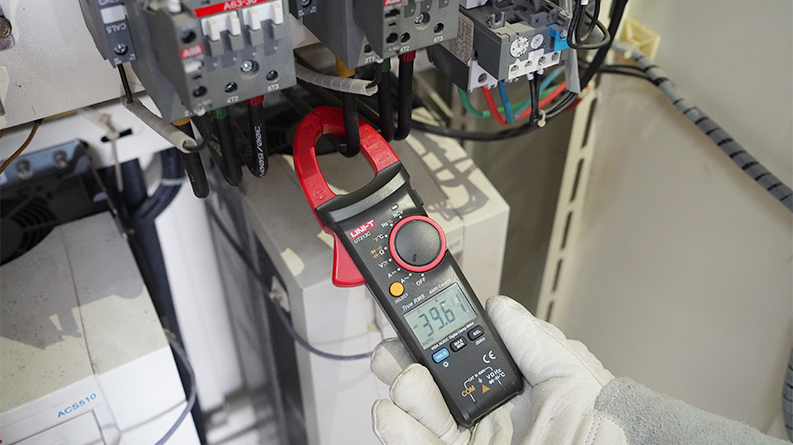 UT213C AC current measurement