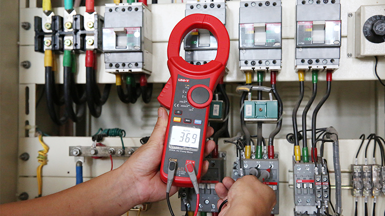 UT220 AC voltage measurement