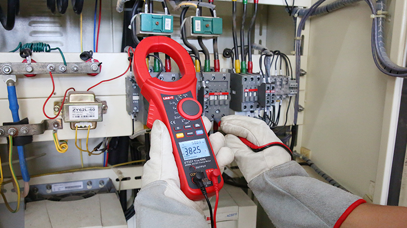 UT221 Voltage measurement