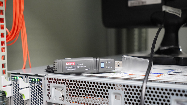 UT330B Temperature and humidity measurement in computer room
