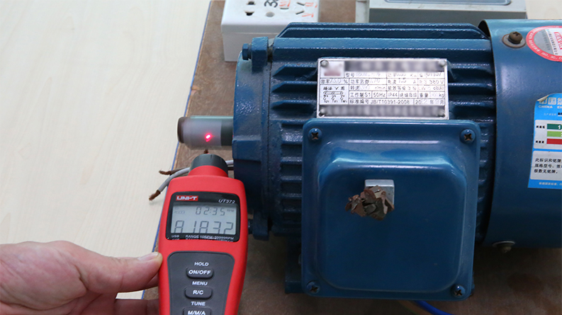 UT370 Series Tachometers 13 UT372 application 1