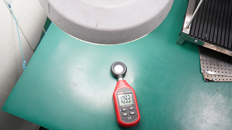 UT383/UT383BT Mini Light Meters 18 UT383BT Desk lamp light measurement