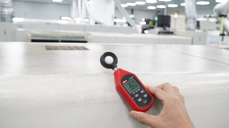 UT383/UT383BT Mini Light Meters 19 UT383BT workshop light measurement