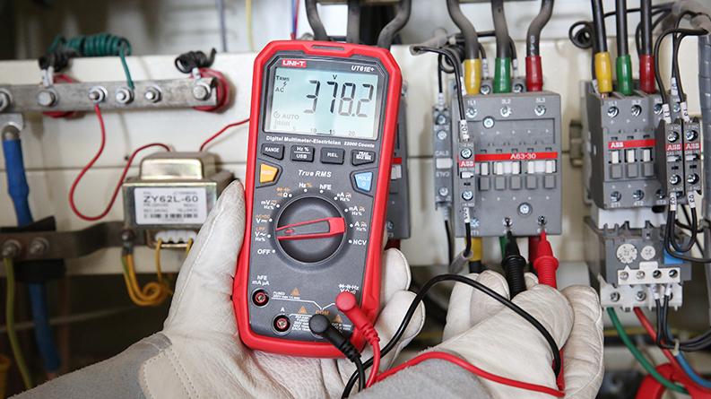 UT61E+ Voltage Measurement