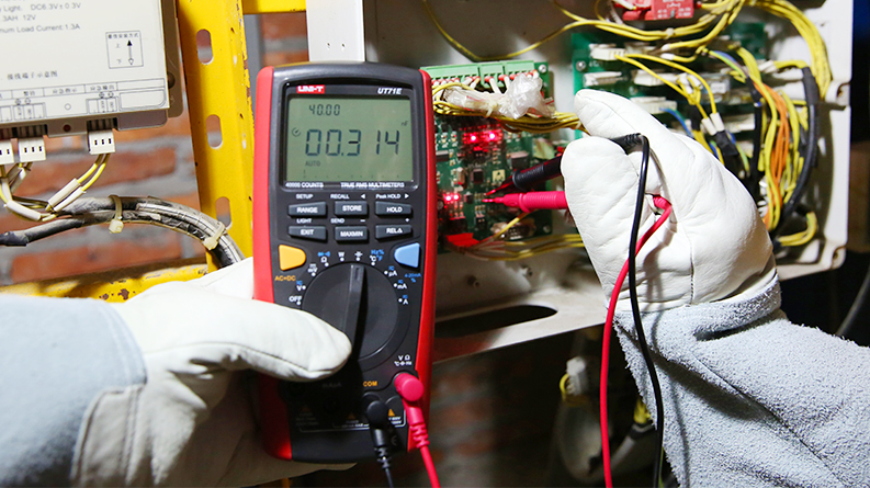 UT71 Series Intelligent Digital Multimeters 23 UT71E Capacitance Measurement