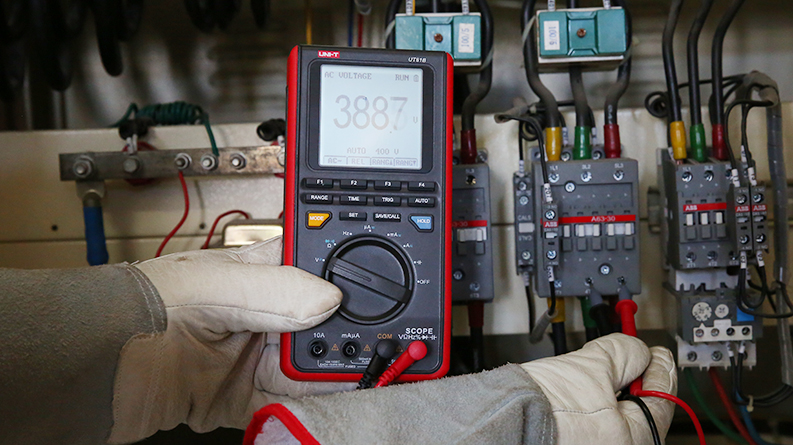 UT81B AC Voltage Measurement