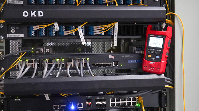 UT695D-10 Optical Multimeter 11 UT695D-10 application 1