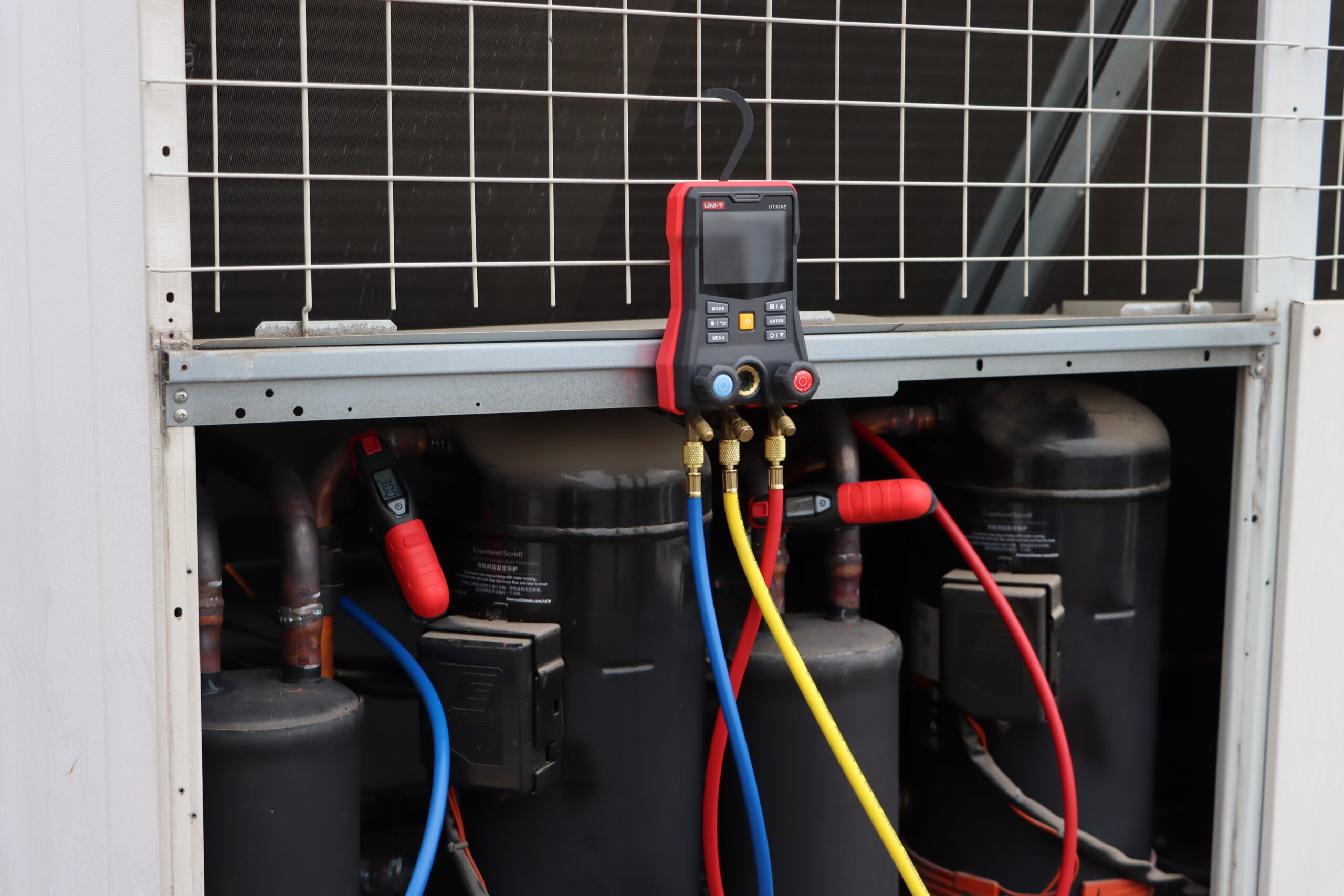 UT336E KIT Digital Manifold Gauge with Wireless Temperature Clamps 9 IMG 9310 scaled