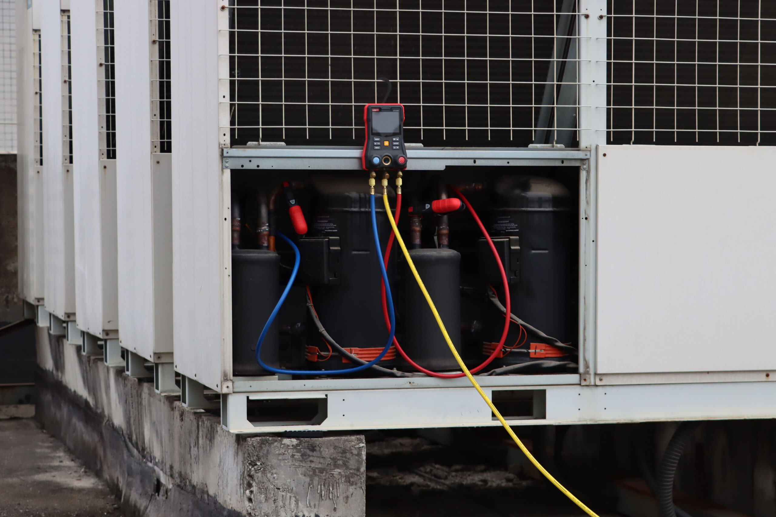 UT336E KIT Digital Manifold Gauge with Wireless Temperature Clamps 11 3 scaled